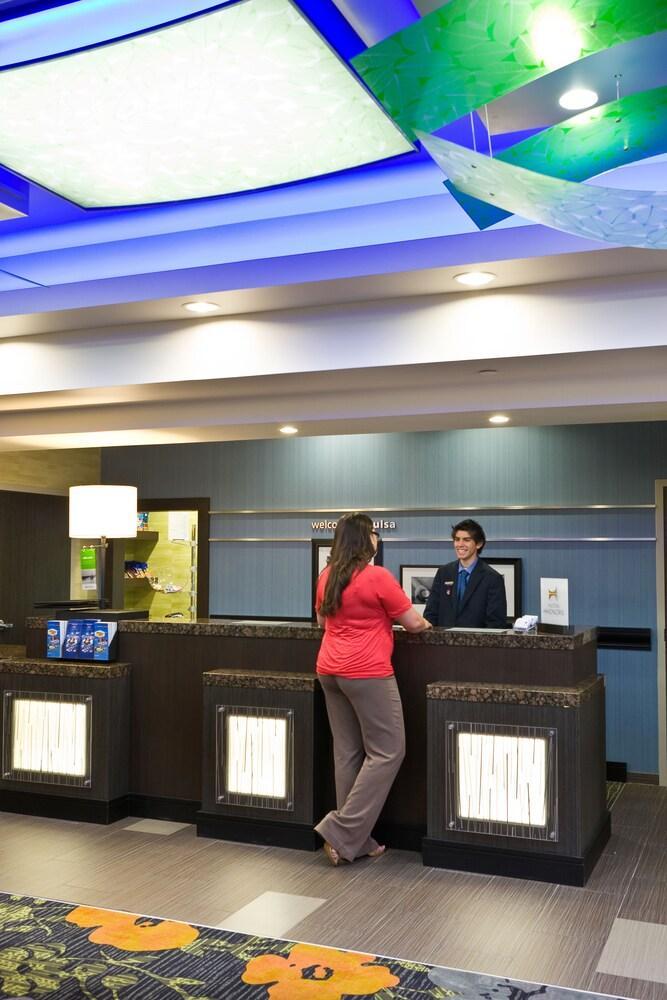 Hampton Inn And Suites Tulsa Central Экстерьер фото