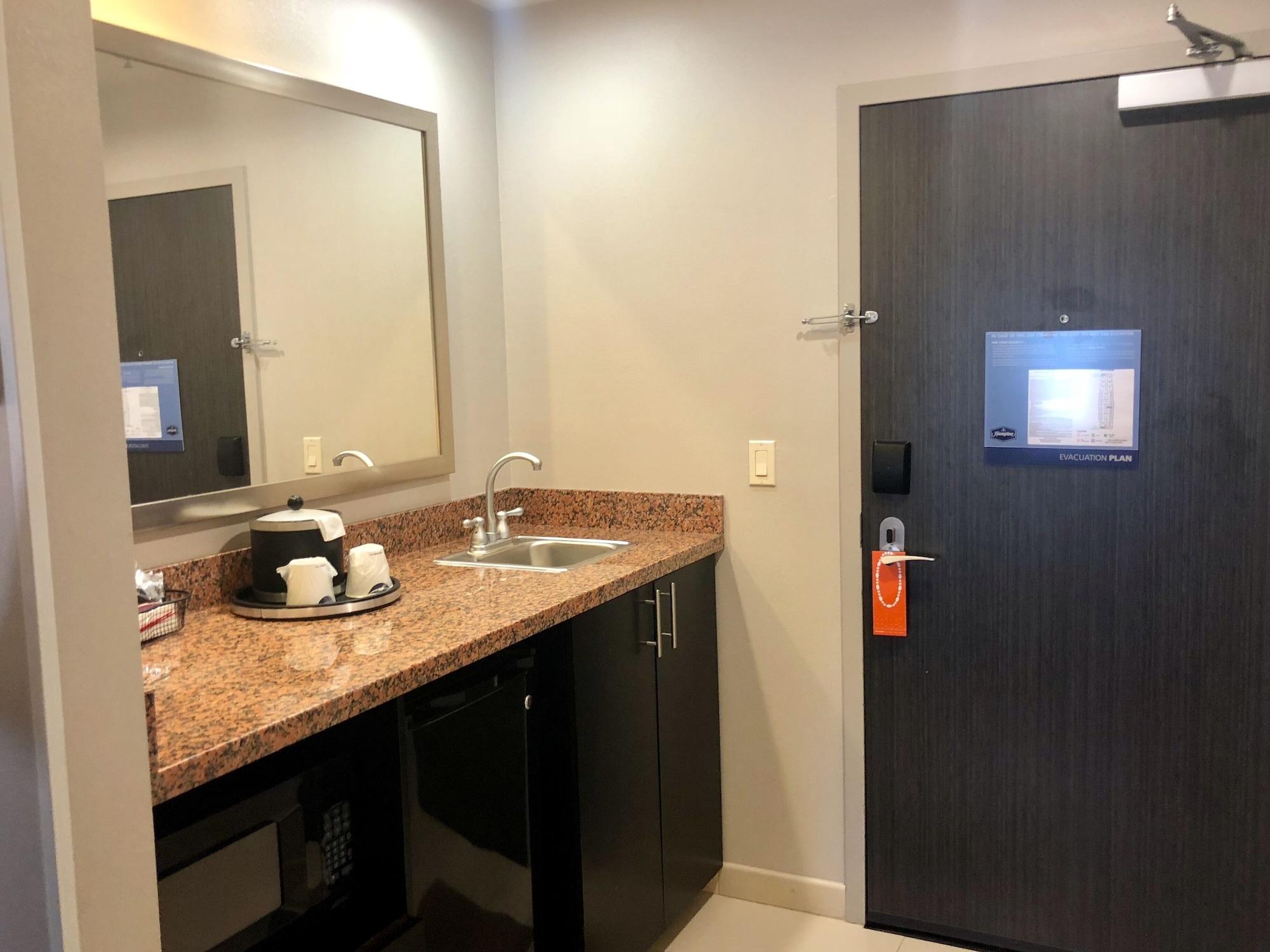 Hampton Inn And Suites Tulsa Central Экстерьер фото