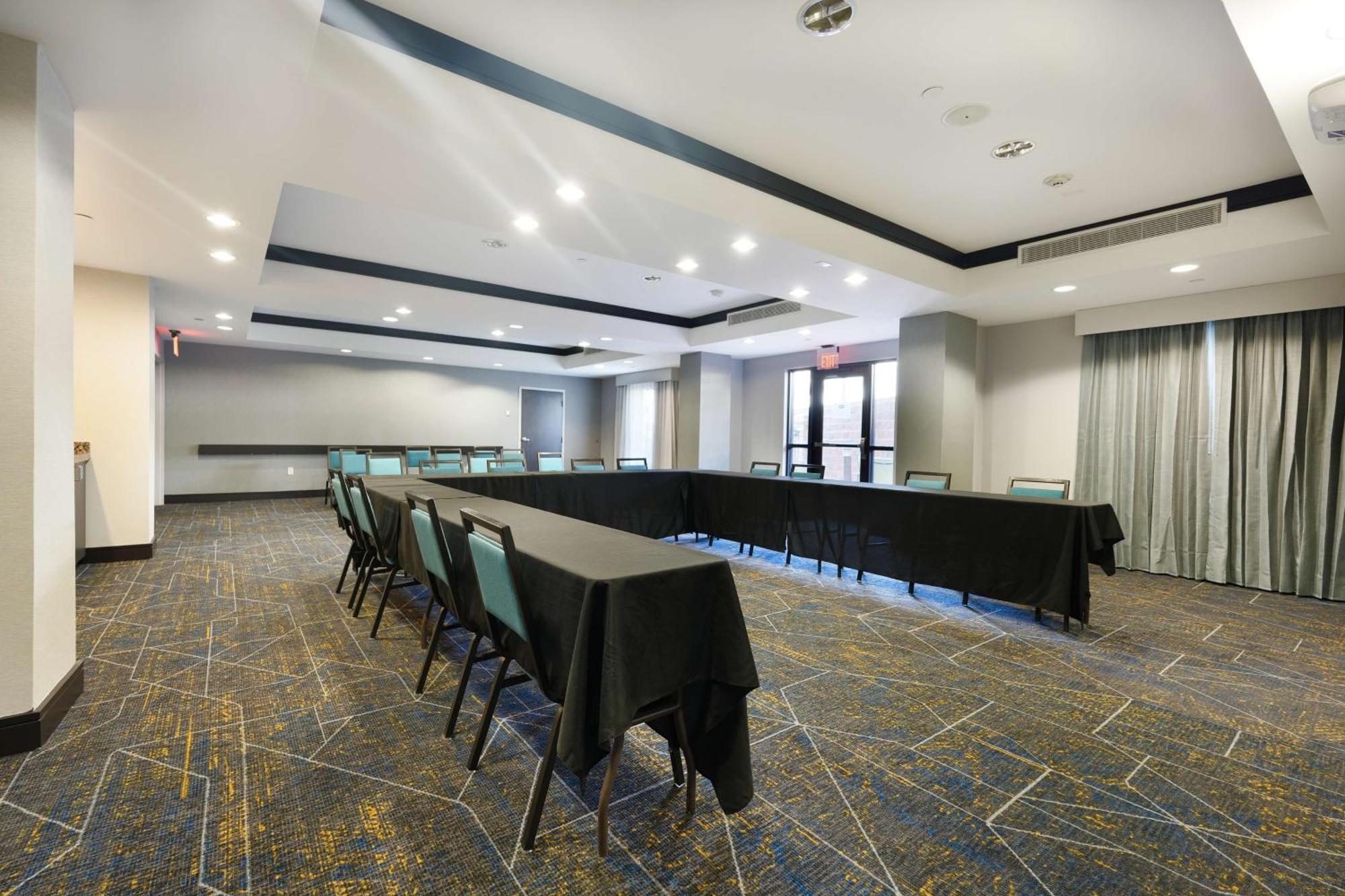 Hampton Inn And Suites Tulsa Central Экстерьер фото
