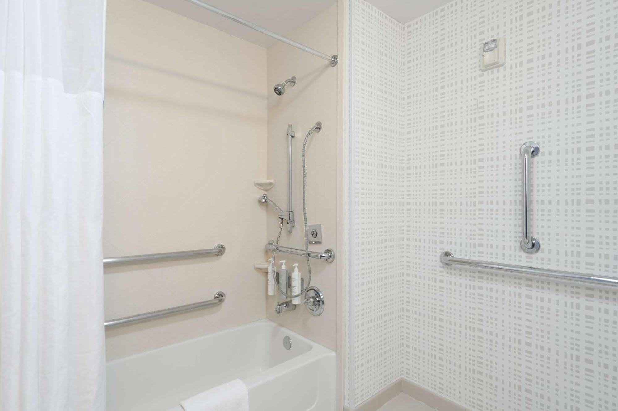 Hampton Inn And Suites Tulsa Central Экстерьер фото