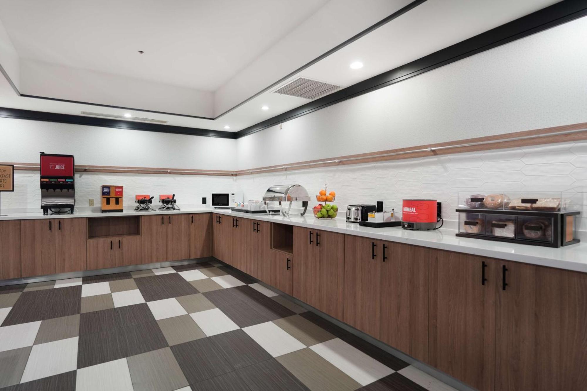 Hampton Inn And Suites Tulsa Central Экстерьер фото
